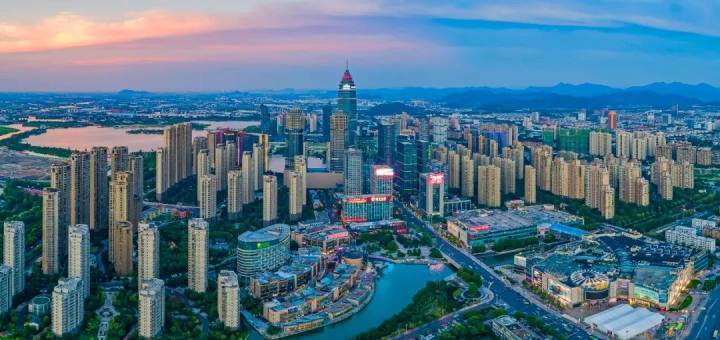 浙江山水画卷中,传统服饰下的深情演绎