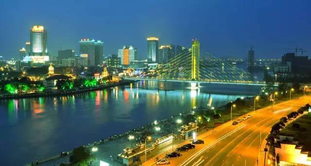 浙江山水画卷中,传统服饰下的深情演绎