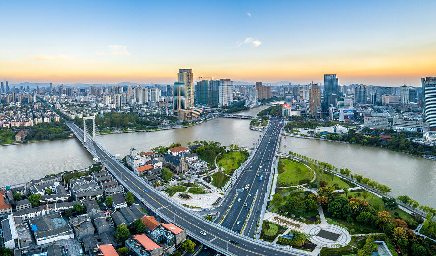 浙江山水画卷中,传统服饰下的深情演绎